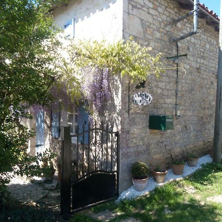Chat Noir Gite Et Chambre D'Hotes Genouille  ภายนอก รูปภาพ
