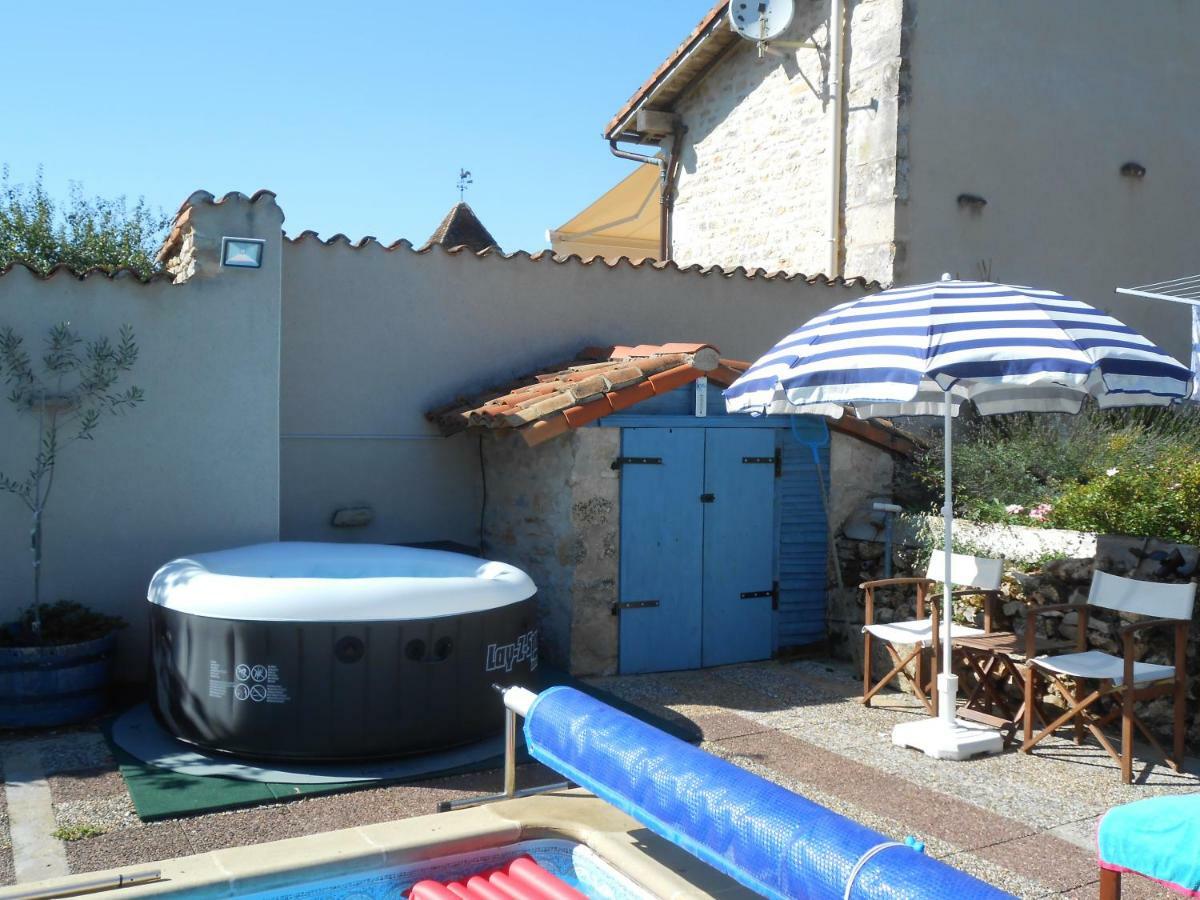 Chat Noir Gite Et Chambre D'Hotes Genouille  ภายนอก รูปภาพ