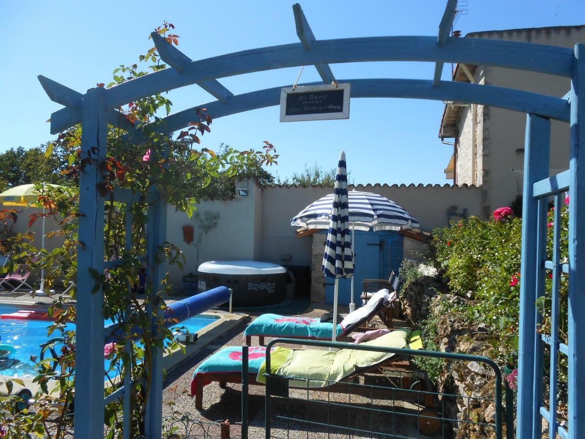 Chat Noir Gite Et Chambre D'Hotes Genouille  ภายนอก รูปภาพ